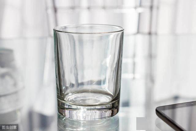 长期使用这杯子竟会铅中毒_玻璃杯