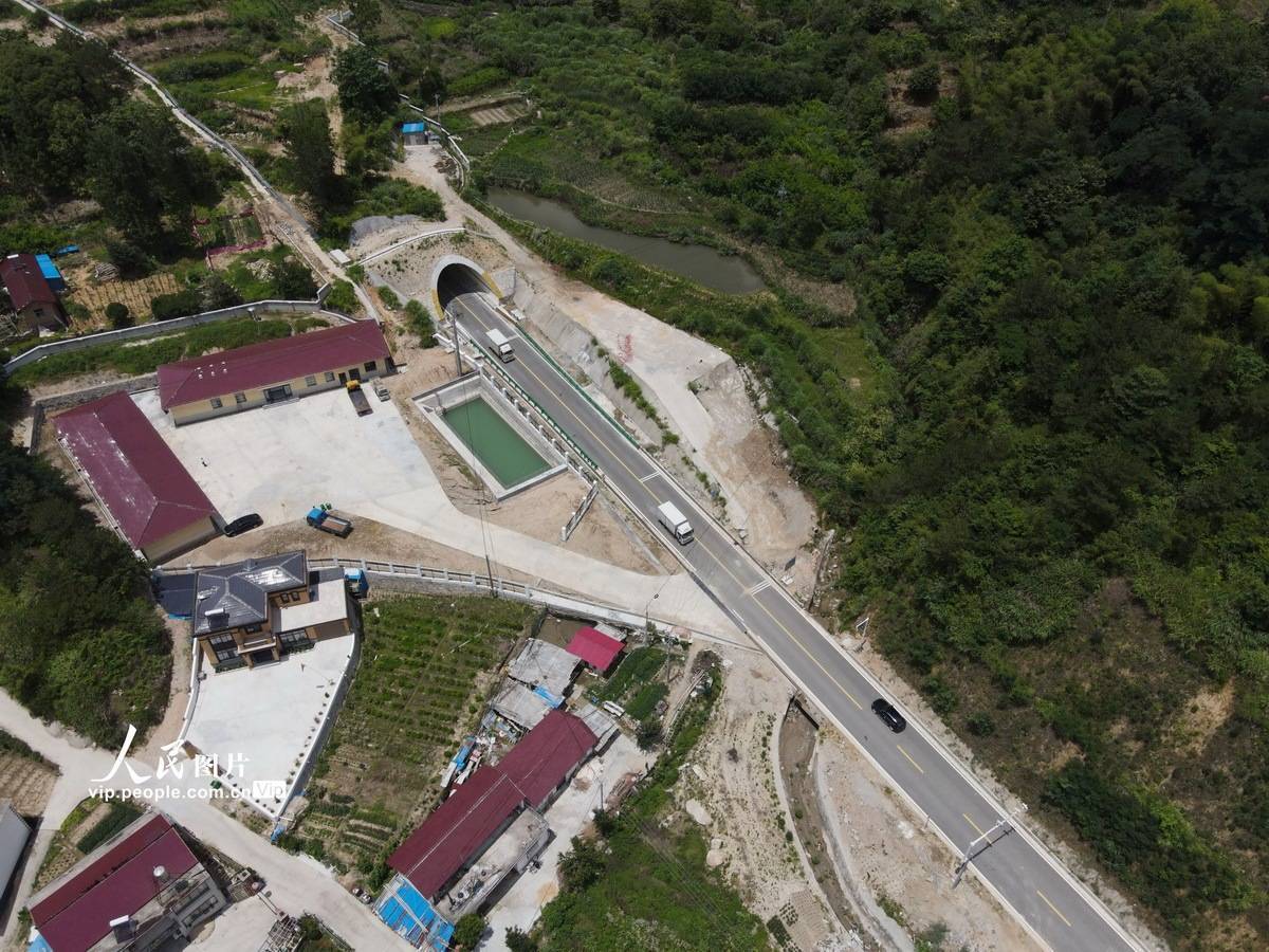 组照标题:安徽岳西黄沙岭隧道建成通车 318国道缩短7公里