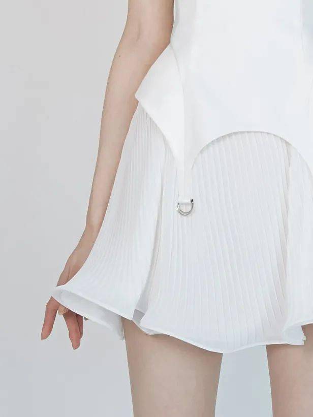 接近衣服最下面5cm左右的部分叫服装下摆.