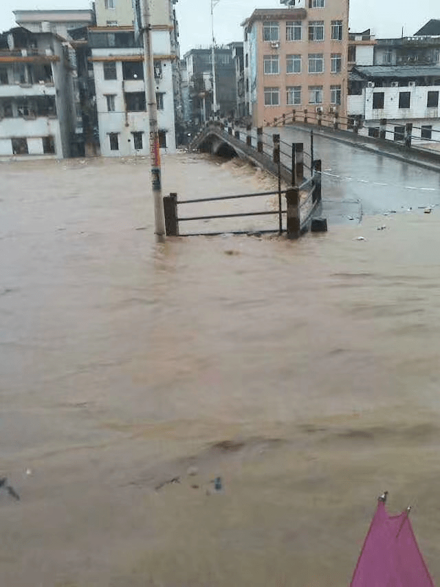 清远近期暴雨雷电不停好多地方都水浸了