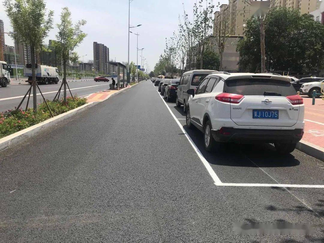 在城管,巡警等各方的共同努力下,城区停车秩序明显好转.