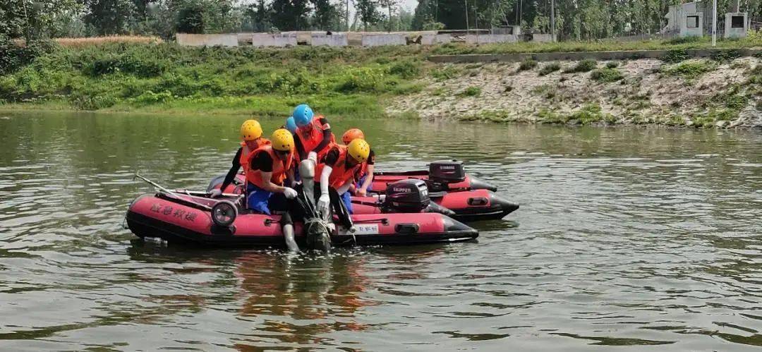 安全演练关爱生命护航假期内黄县举办水上应急救援演练培训活动