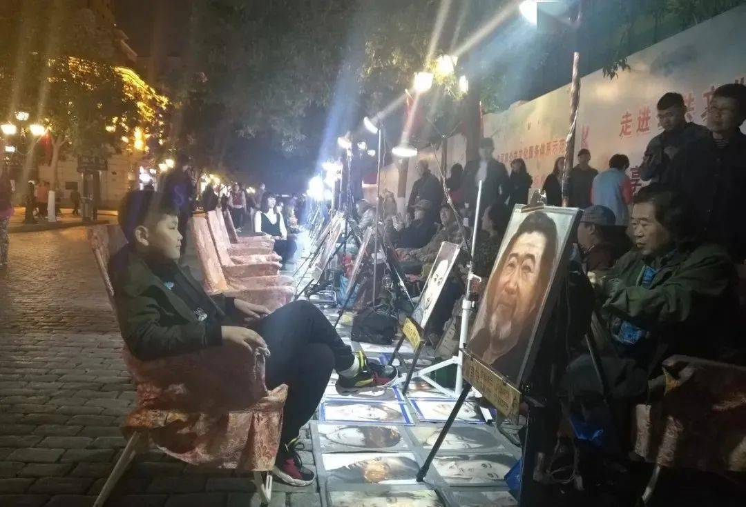 地摊经济崛起艺术家街头纷纷摆地摊卖画像一天少则上千多则上万