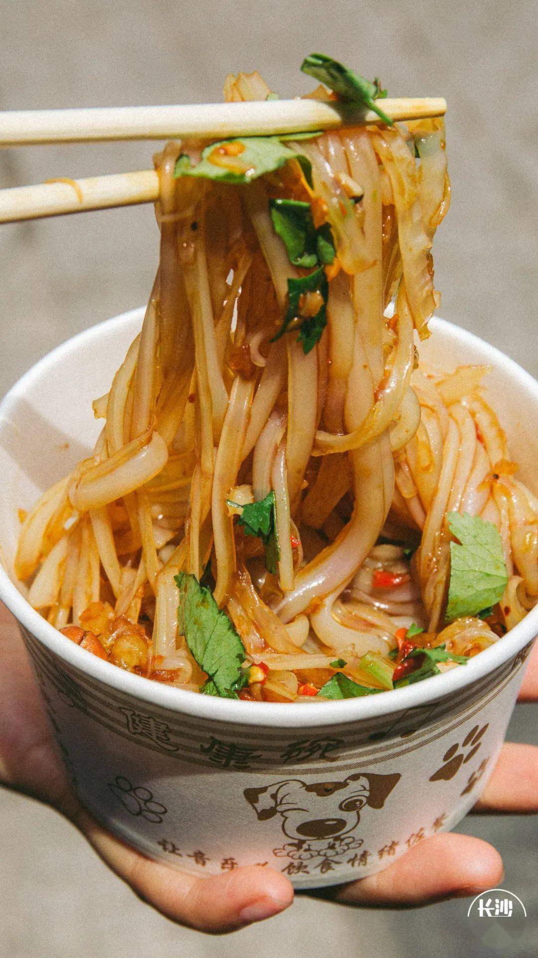 >>> 能熬过苦夏,全凭刮凉粉这口仙气儿顶着     