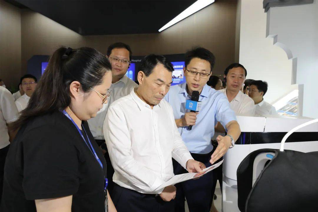 园区动态江西省南昌县县委书记小蓝经开区党工委书记熊运浪一行考察
