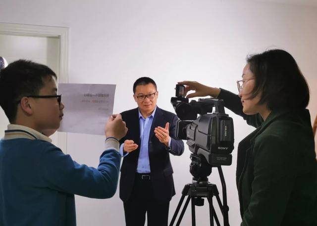 作为高校老师,殷飞也没有忘记自己的本职工作.