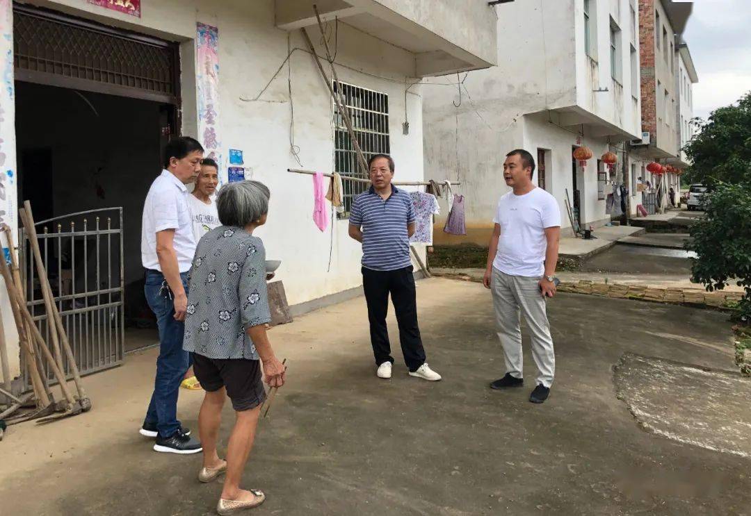 县委常委,政法委书记晏慧珍先后到锦江镇石湖村和五里村,塔下乡田北村