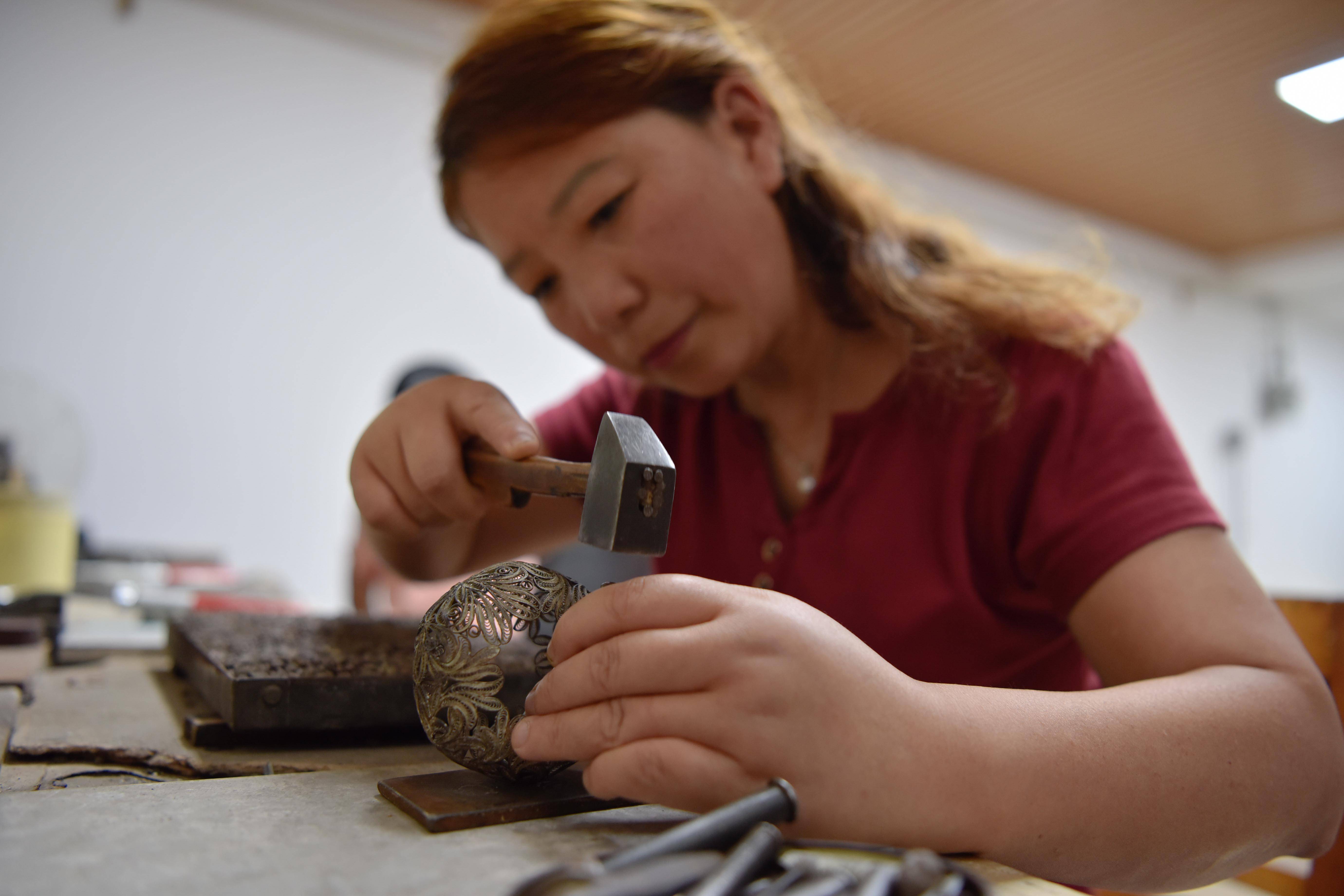 6月10日,在道安银花丝工作室,道安在进行银花丝制作的无胎成型.