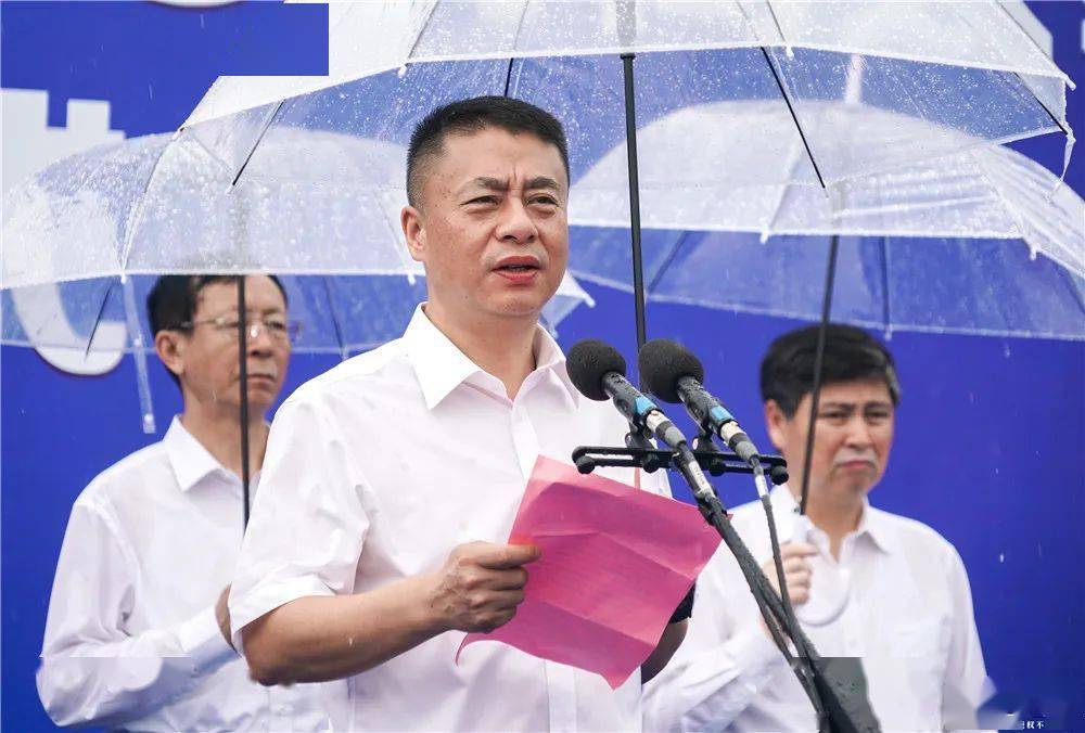 海宁市委副书记,市长曹国良主持仪式,海宁市领导姚敏忠,周红霞等参加