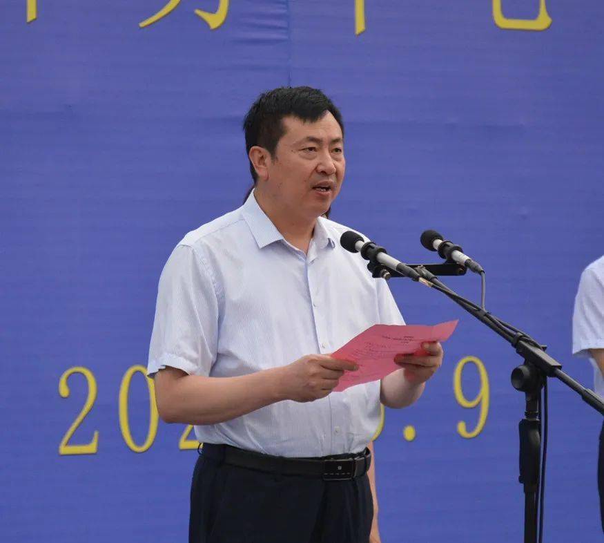 区委常委,常务副区长郝桐主持开工仪式