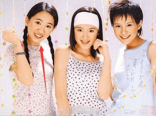 妻子王婷萱比他小两岁,出道时曾是kiss女团的成员,跟随团体发行过音乐