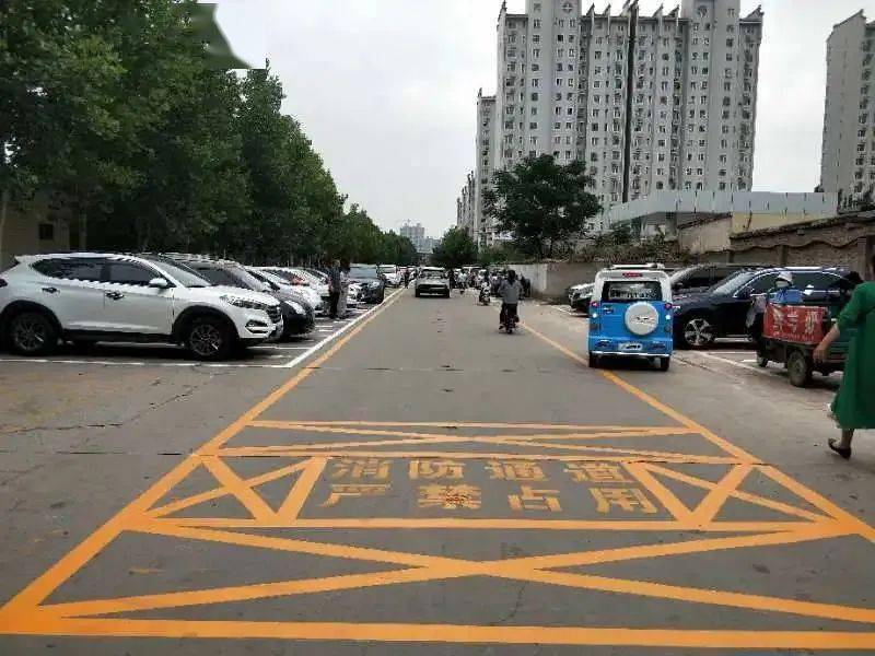 聚集雷锋广场3广场西侧辅路禁停教育路全线禁停违者处罚