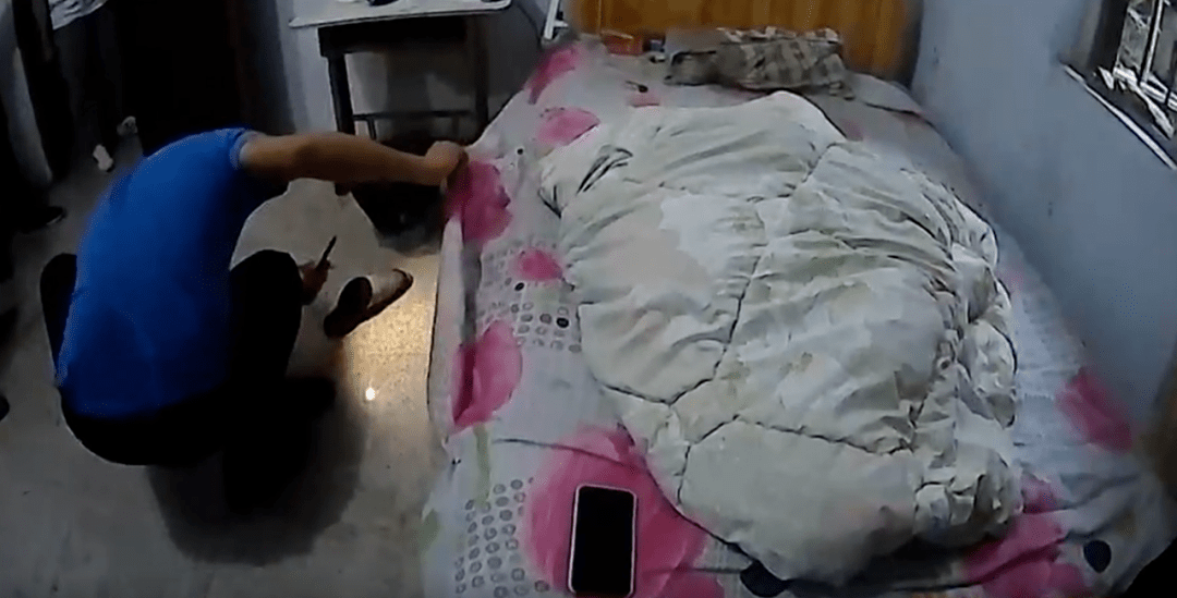 抓捕视频曝光4名青年合伙作案为躲警察藏身床底最终