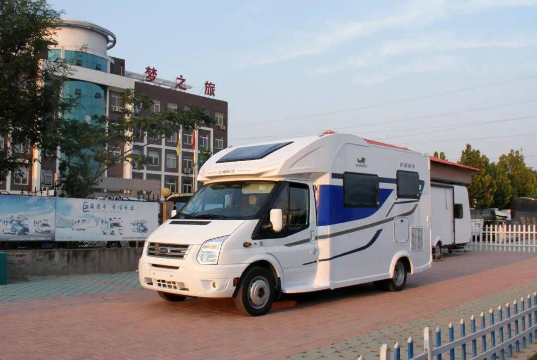 国六排放 美式装潢 小额头设计 | 和巨威房车一起过夏天吧_搜狐汽车