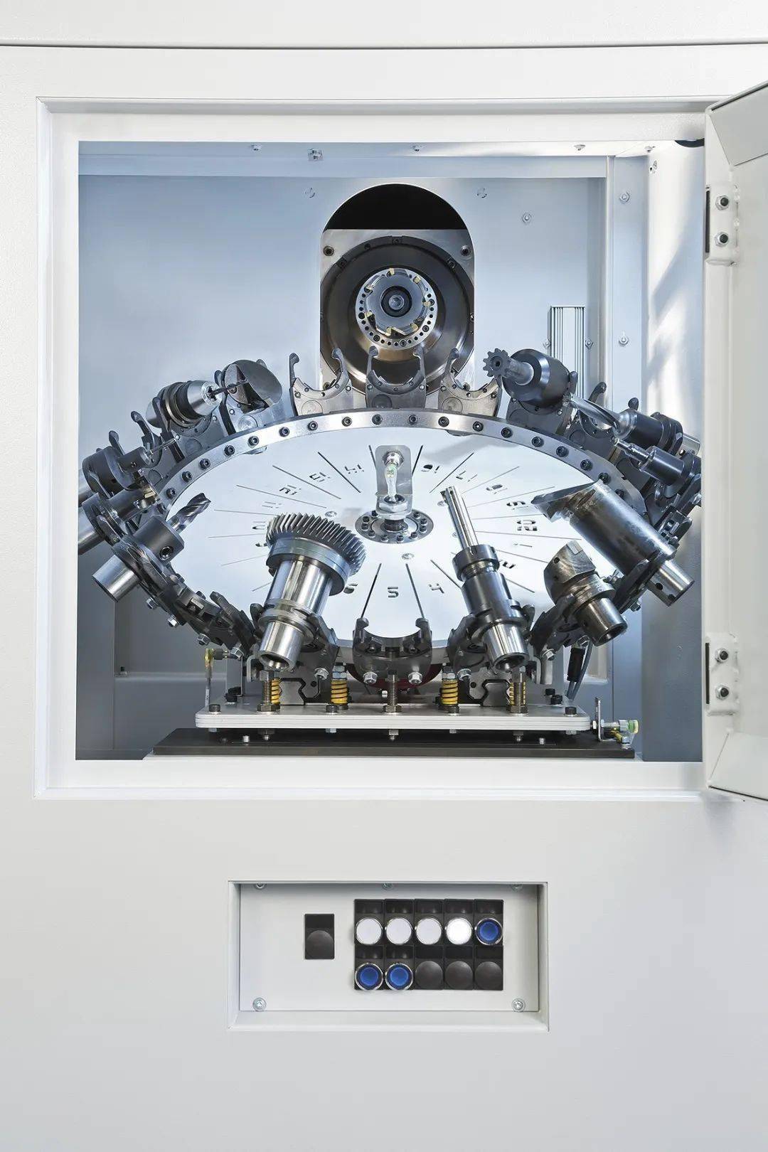 pv315刀库配有强力刮齿刀,铣刀,钻头和车刀pittler 提供的强力刮齿机