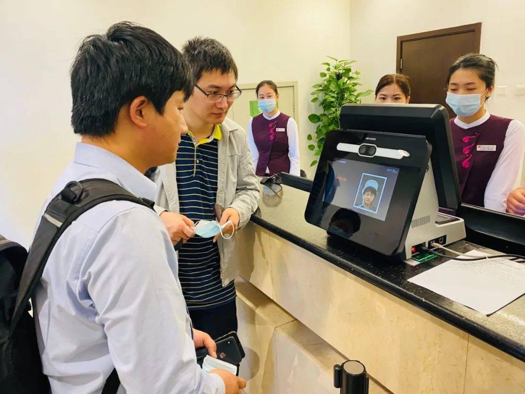 来访人员用身份证登记,同时查询"健康宝""健康宝"状