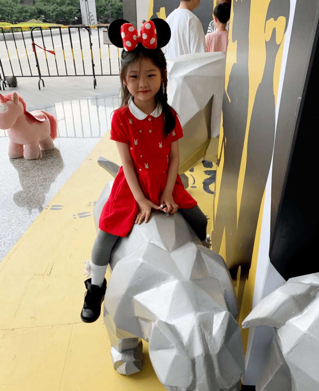 6岁女孩吉他弹唱火到国外,妈妈一句话揭露背后真相_miumiu