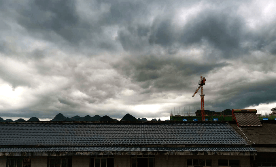 忻城黑云压境 形成壮观"一线天"_乌云