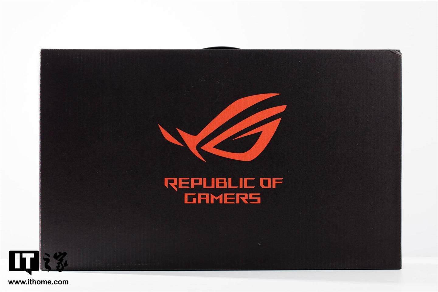 rog冰刃4 plus的包装延续了历代经典的黑橙风格,黑色的背景 橙色的