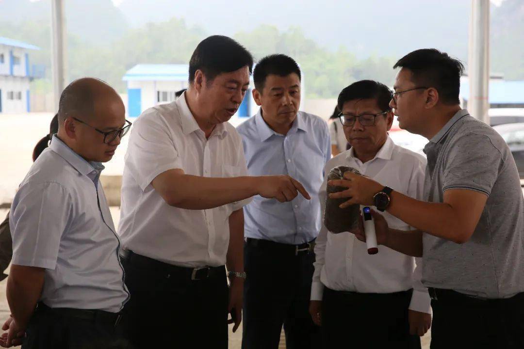 刘化龙:67"四种角色"助力精准扶贫