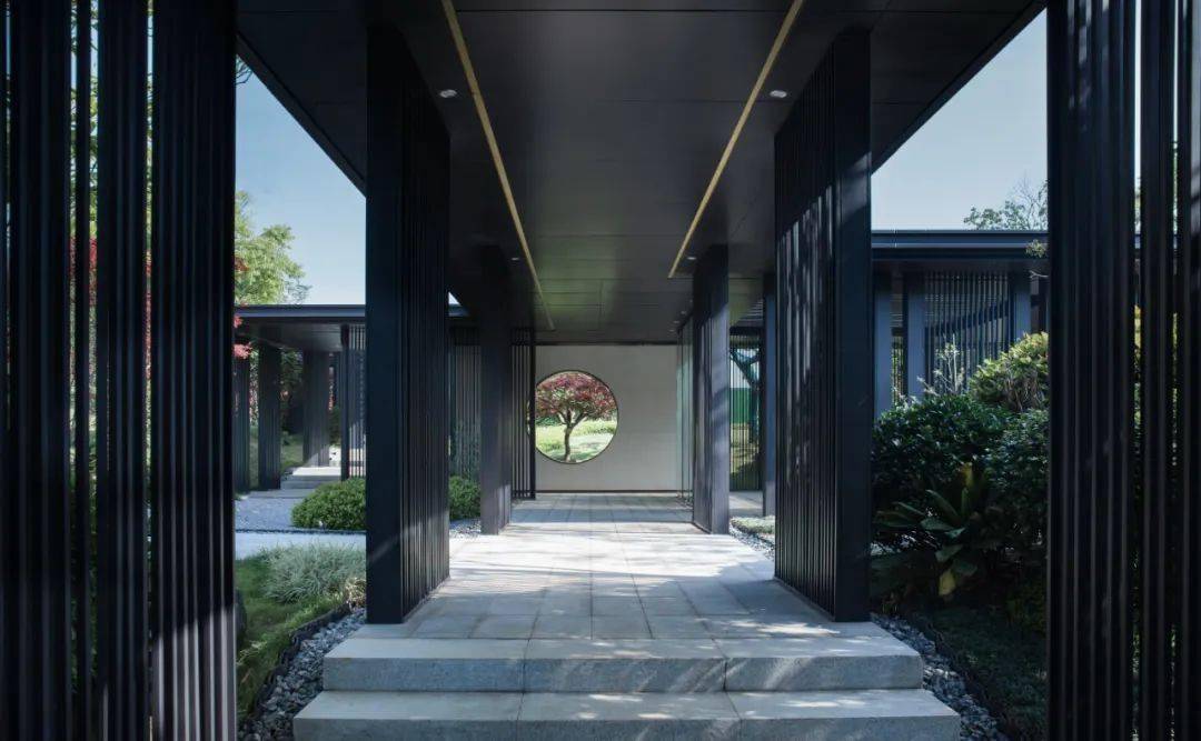 又让阳光尽情洒落,风景朦胧欲见不见,藏纳着东方人半藏半露的风雅