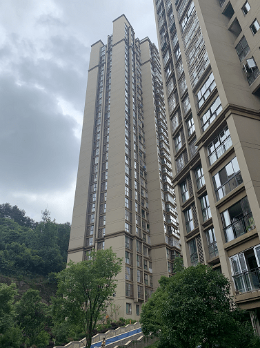 近日, 红花岗区圣城华府小区的业主群里, 孩子们玩耍的楼顶是一个