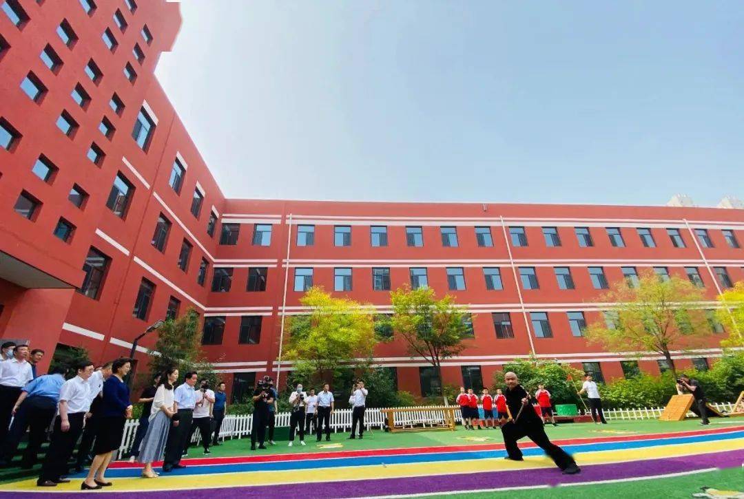 河北省人大常委会党组书记,常务副主任范照兵一行莅临唐山博杰学校