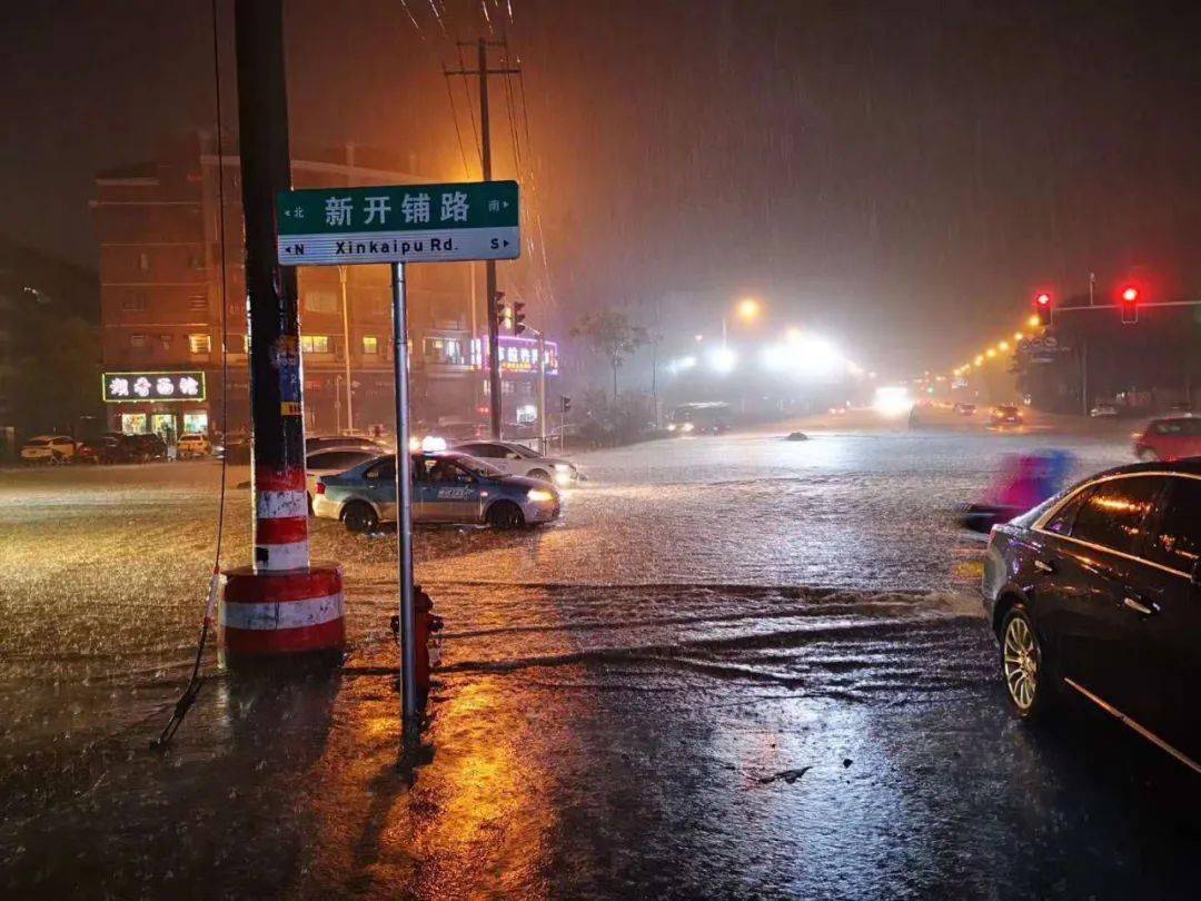 據說今晚有人在長沙城南的馬路上游了個泳|長沙暴雨記