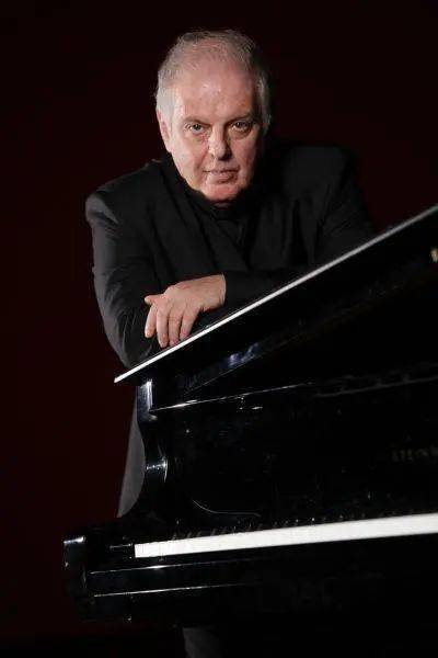 音乐会的指挥是杰出音乐家丹尼尔·巴伦博伊姆(daniel barenboim).