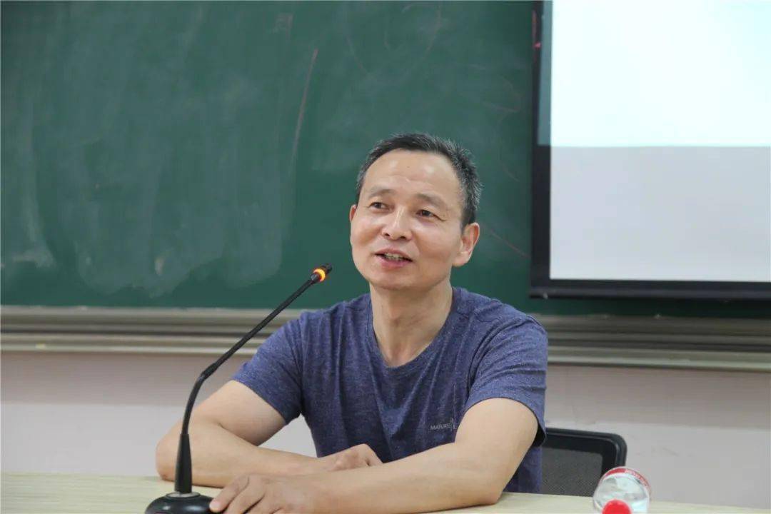 王宏波老师王老师一番动情的肺腑之言,让同学们陷入了沉思.