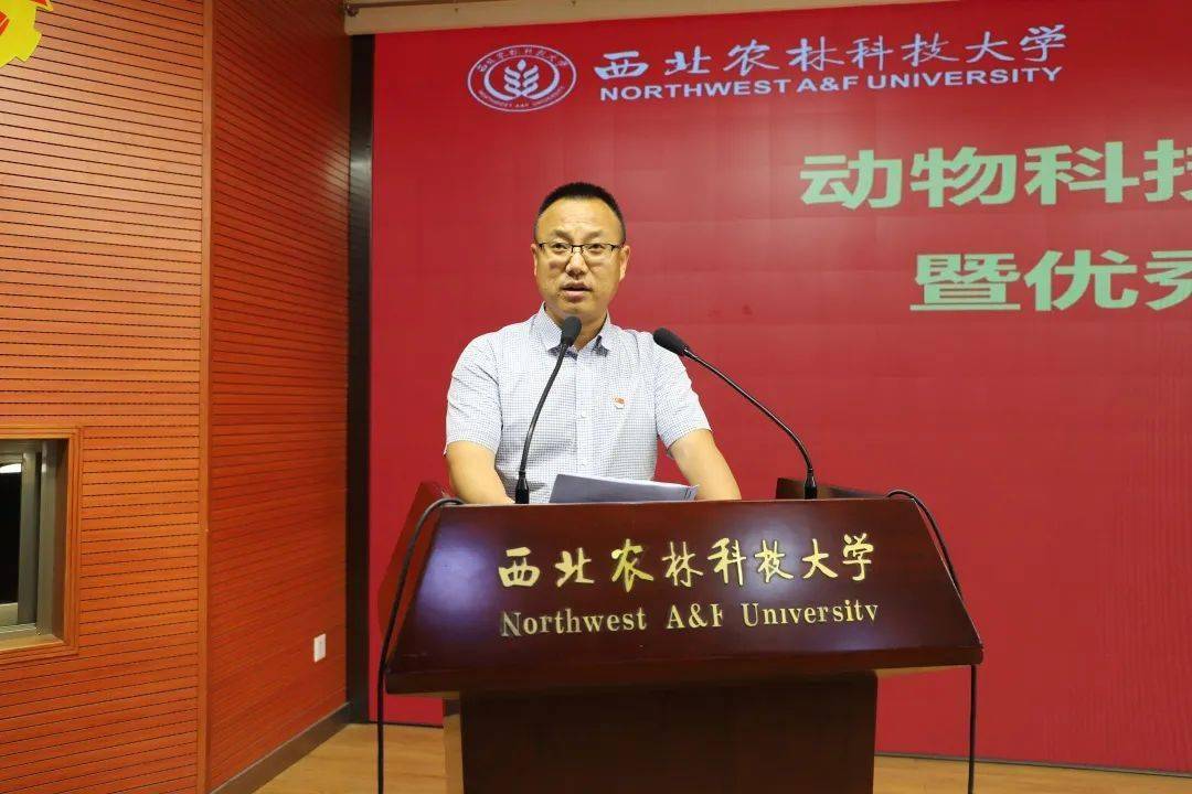 为优秀学生党员颁奖研究生第五党支部书记易晓华同志作为获奖代表发言