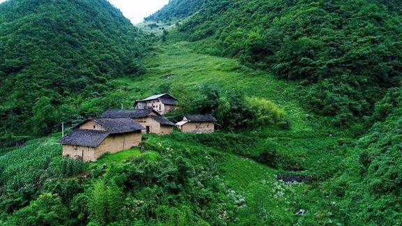 重庆巫溪大山深处的小村庄村民住着原始的土坯房犹如世外桃源