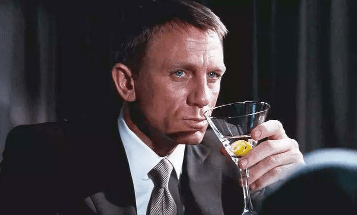 dry martini被称为"鸡尾酒中的最佳杰作:鸡尾酒之王",很多人是通过007