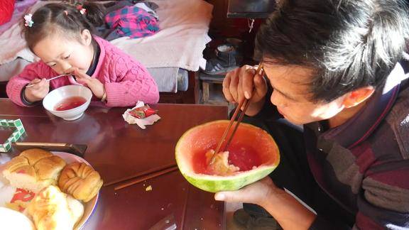 甘肃农村泉哥冬天吃5斤冰凉西瓜泡着烤馍馍泉哥大口吃爽了