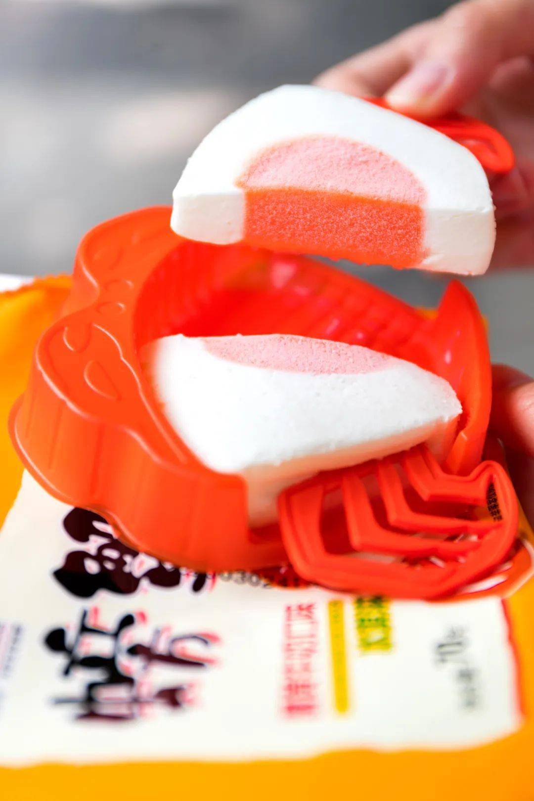 个螃蟹爪子把冰淇淋分成了两份,吃的时候直接掰起它的一只jio就开始啃