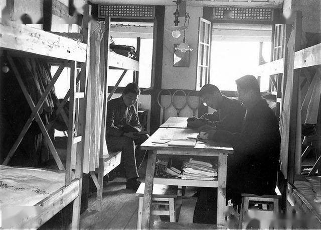 金陵大学的学生宿舍内.排队领取救济衣服的金陵大学学生.