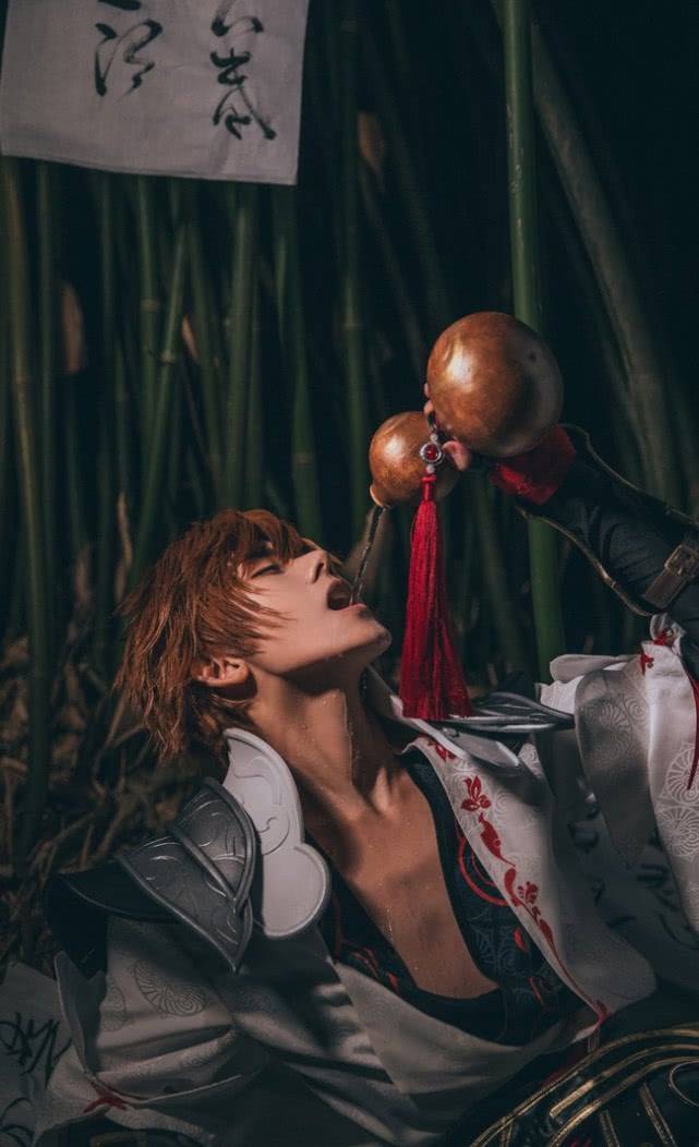 王者荣耀cos神颜小哥哥还原李白把酒舞剑快活似神仙叼草笑帅呆了