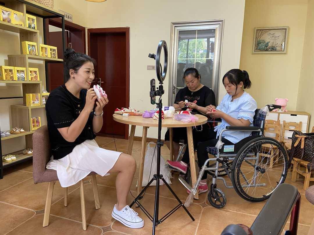 四川南充一编织基地帮助百名残疾人就业_刘洪