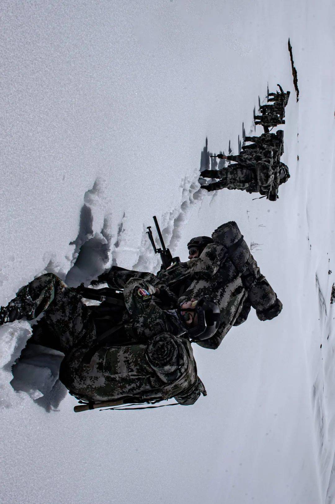 课目雪山重装行军海拔4800米