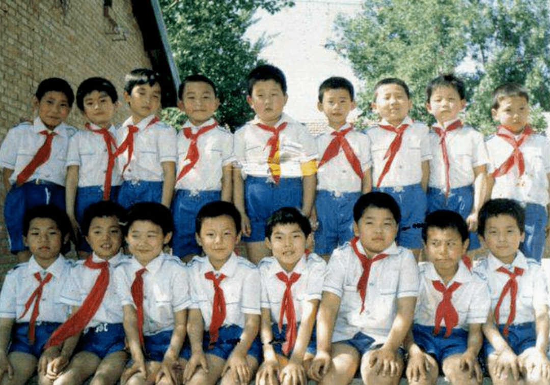 据数据显示,上世纪九十年代,广州有95%以上的小学男生穿只到大腿中部