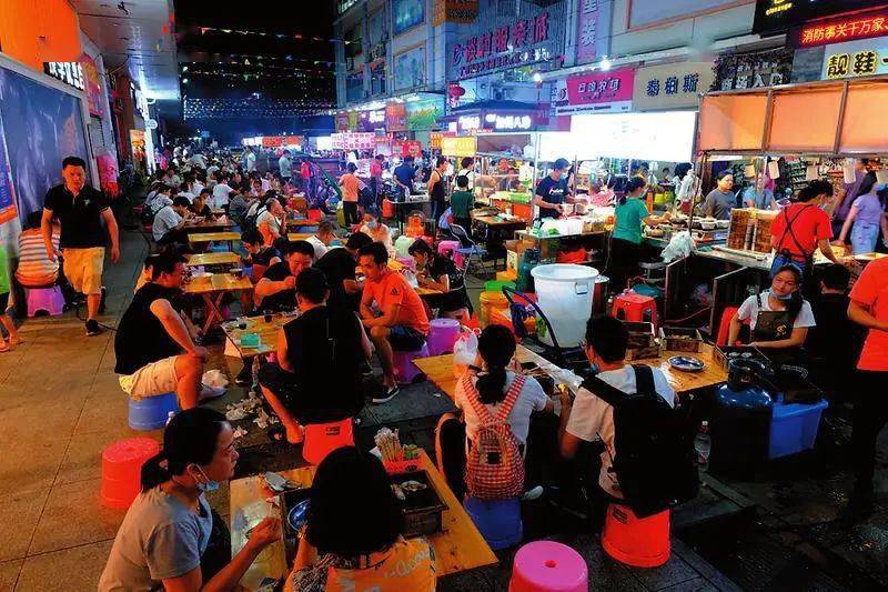 除了"诗和远方",这里还有夜市和地摊_和田