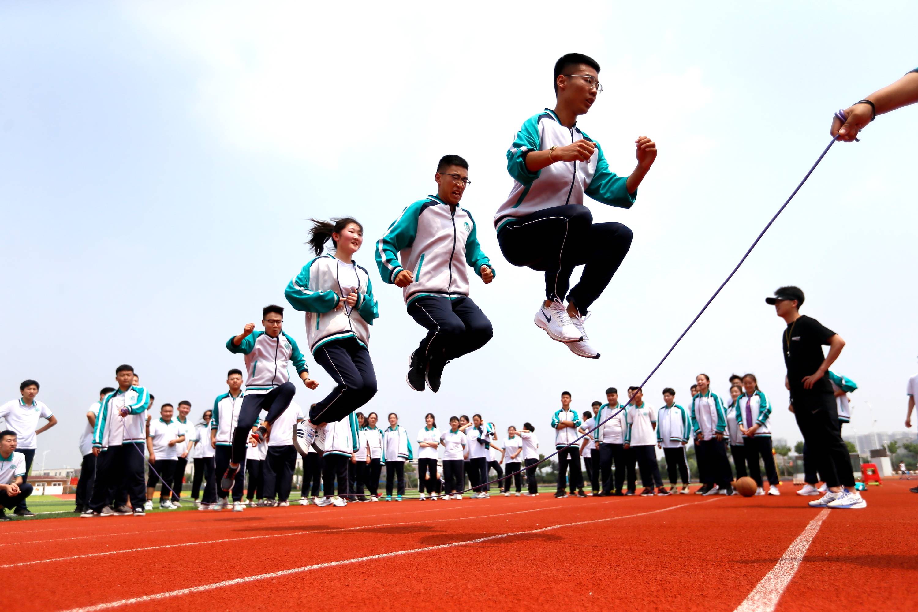 6月14日,山东青岛通济实验学校高三学生在进行集体跳绳游戏.