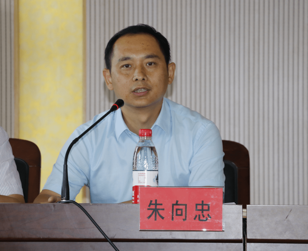 朱向忠镇党委副书记吴兴定对做好"三农"工作提出了要求,并公布了2019