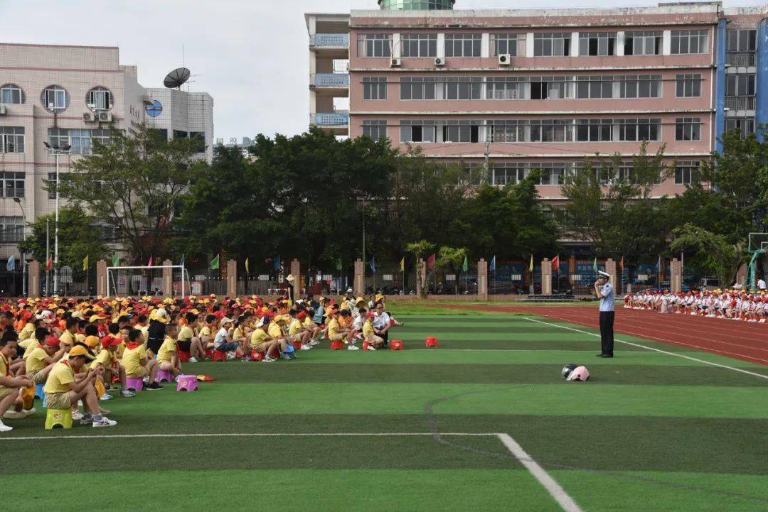 什么事桂平光明小学来了好多交警蜀黍