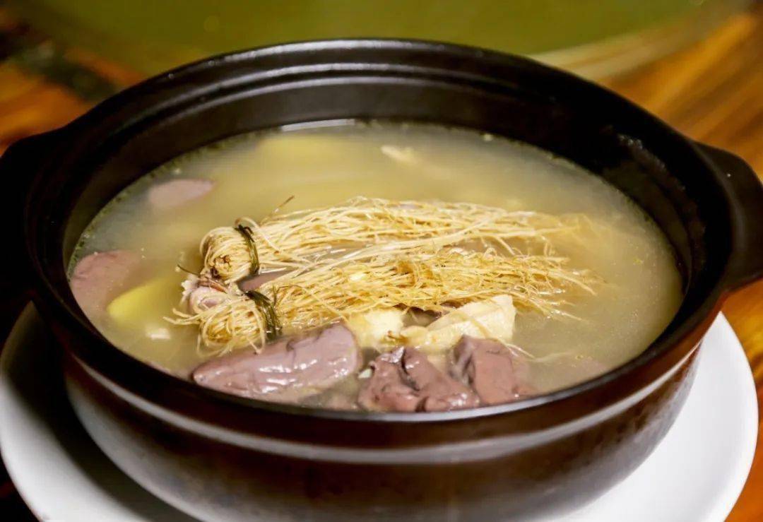 用丝线根来煲汤,鸡肉更清甜香滑,让人胃口大开.