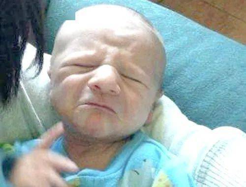 妈妈第一次与宝宝见面嫌弃到翻白眼太丑了不想亲