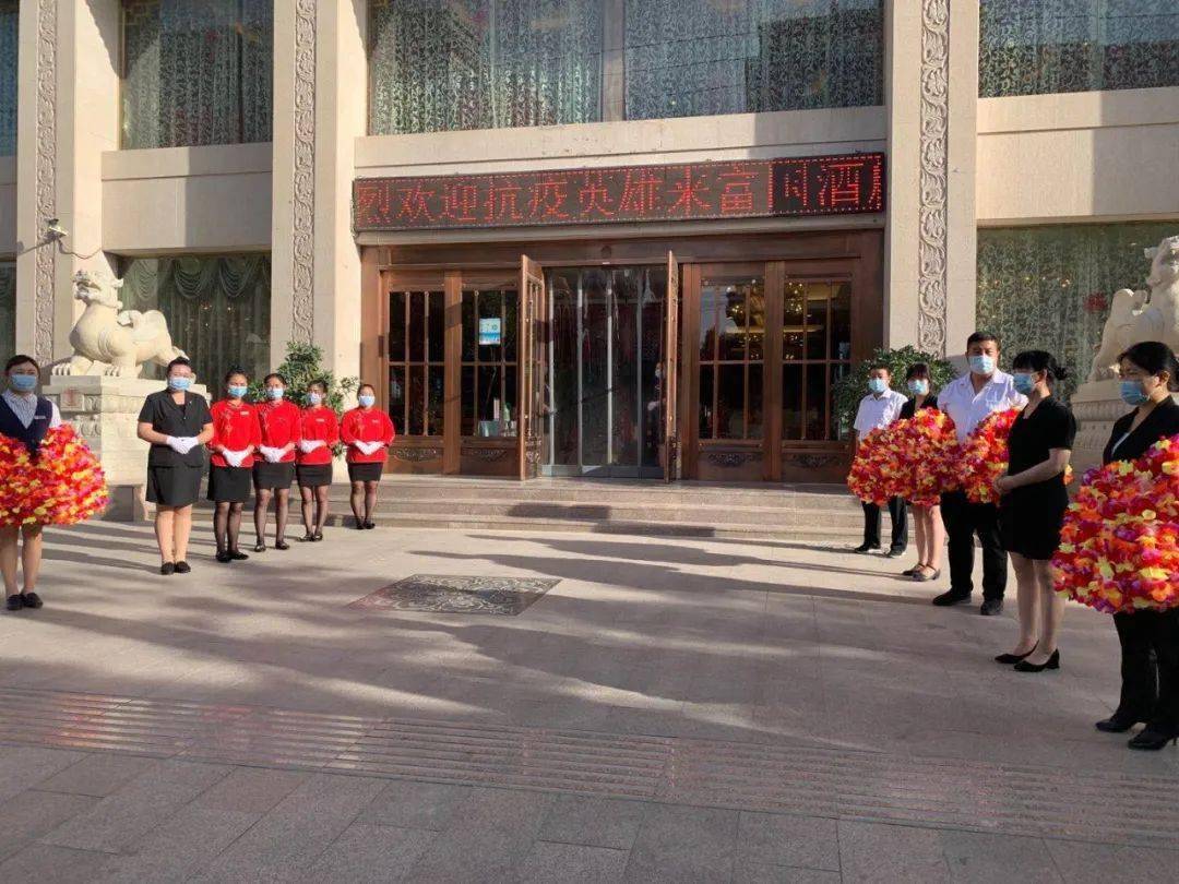 敦煌阳光沙州大酒店也向逆行者致以最真诚的敬意向白衣战士献上鲜花
