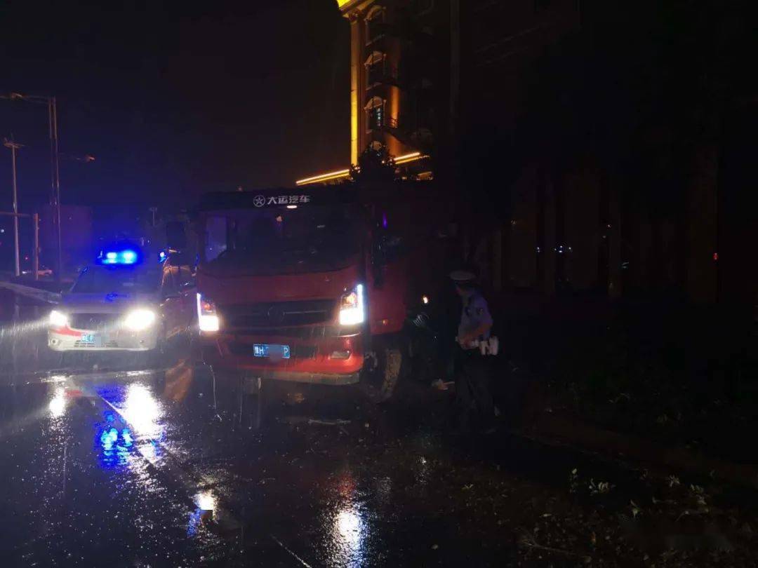 货车发生交通事故汤阴交警雨夜紧急救助