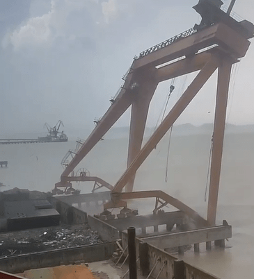 突遇十级狂风龙门吊直接被吹进海里