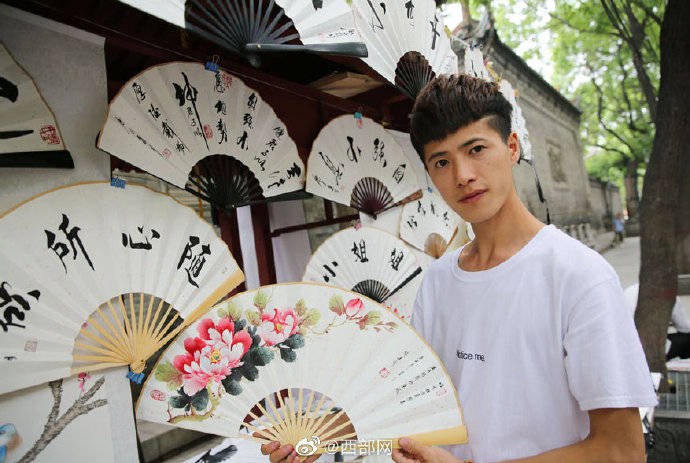 95后帅小伙西安书院门摆摊 创意折扇现画现卖月入轻松过万